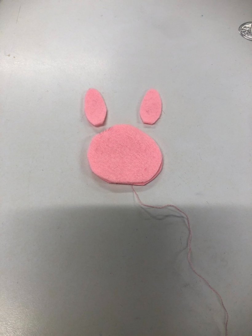 切った3つのピンクのフェルト